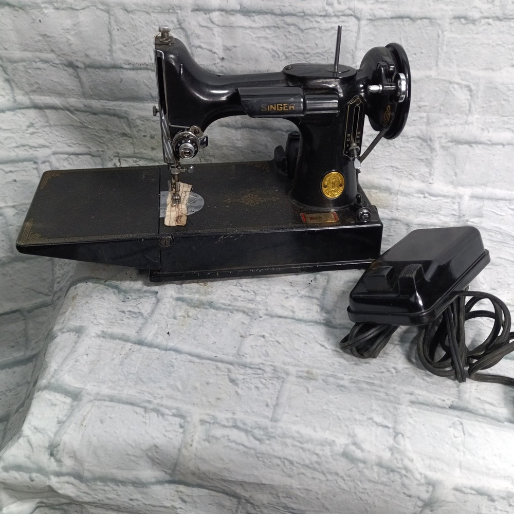 Singer Featherweight 221 Vintage Portable Sewing Machine Tested Works Pedal